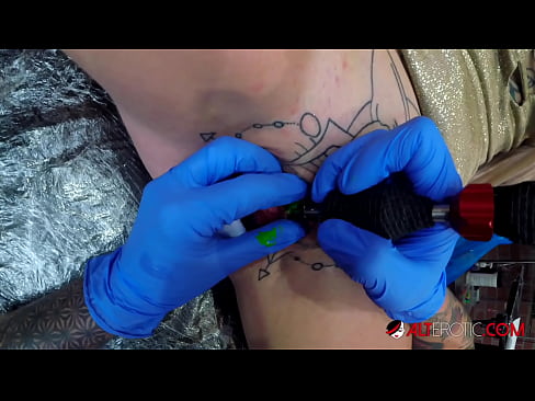 ❤️ Ekstreme tatuita varmulo Sully Savage ricevis tatuon sur sia klitoro ️ Belega porno ĉe ni ☑